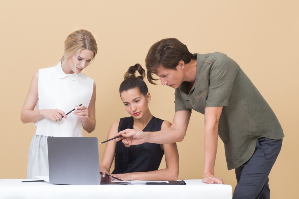 drie mensen overleggen achter computer advies second opinion advocatenkantoor simmelink