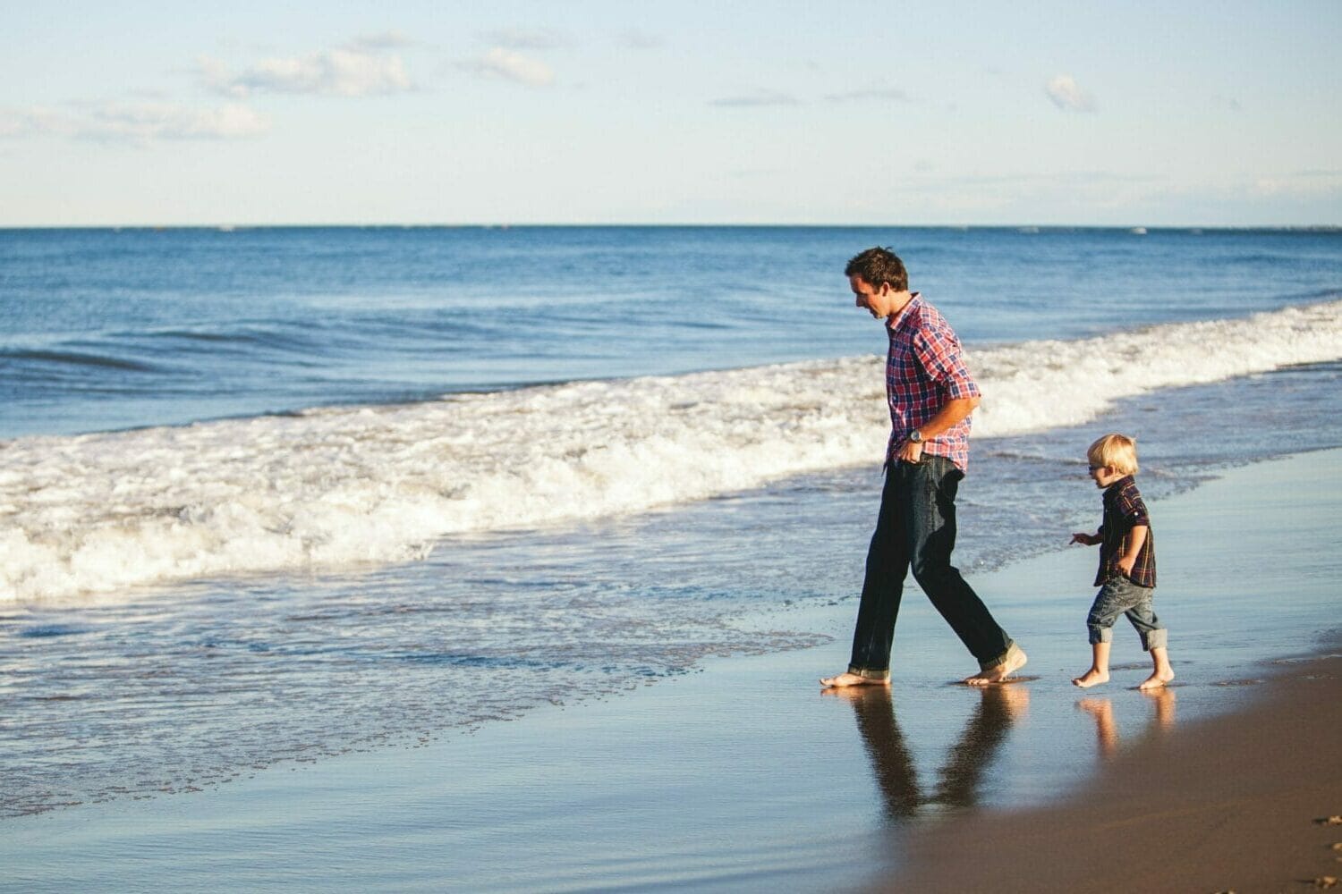 Vader met zoon op het strand